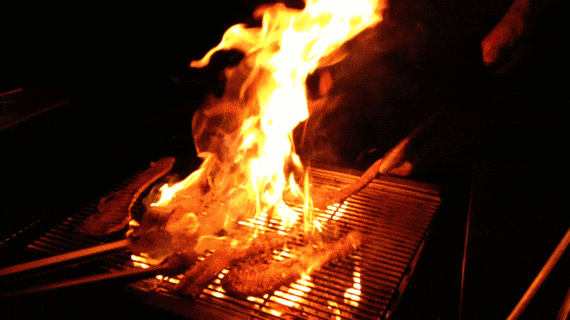 燃え盛るバーベキューコンロ