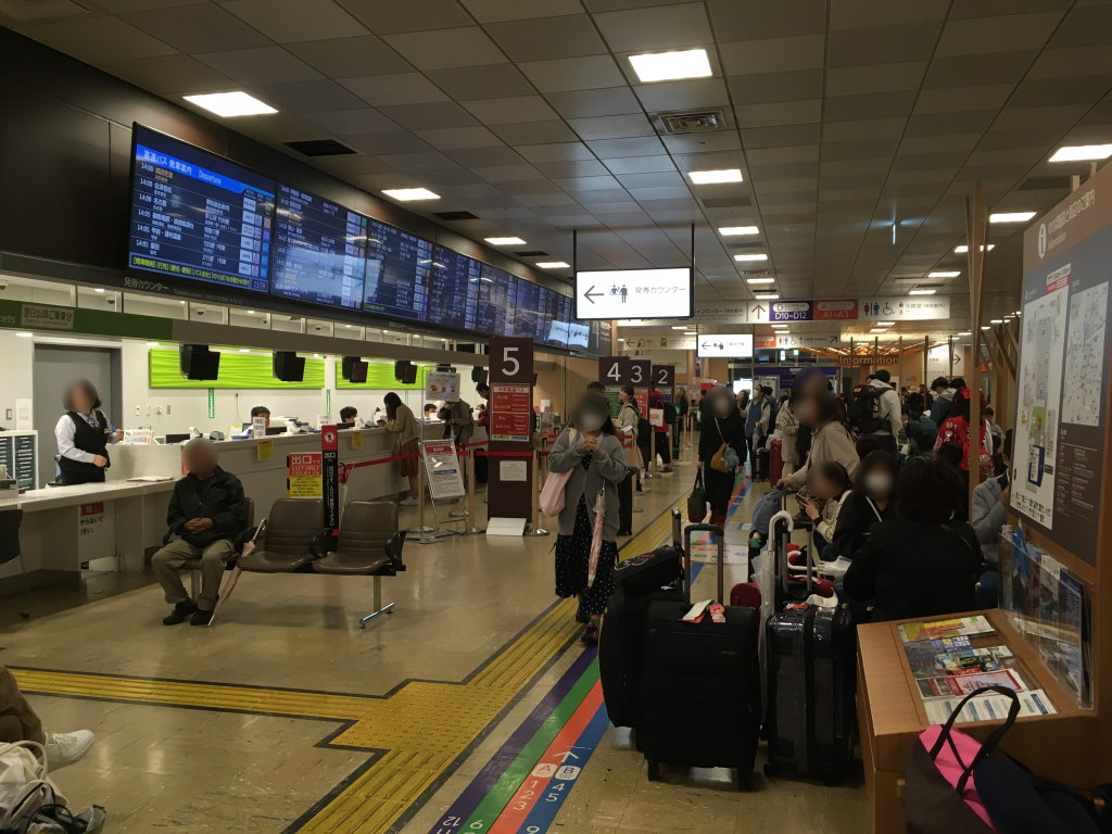 新宿バスターミナルのカウンター