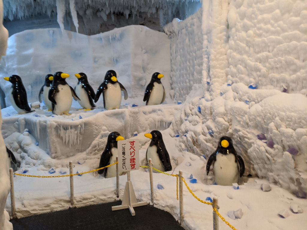 アイスワールドに潜むペンギンたち