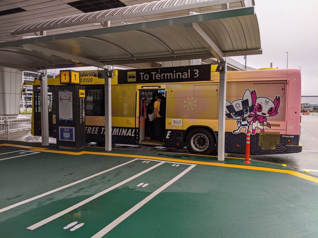 東京オリンピックのキャラクターラッピングが施された成田空港ターミナルバス