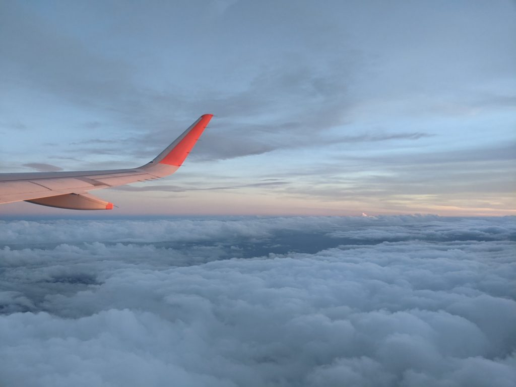 帰りの飛行機から見える橙の空