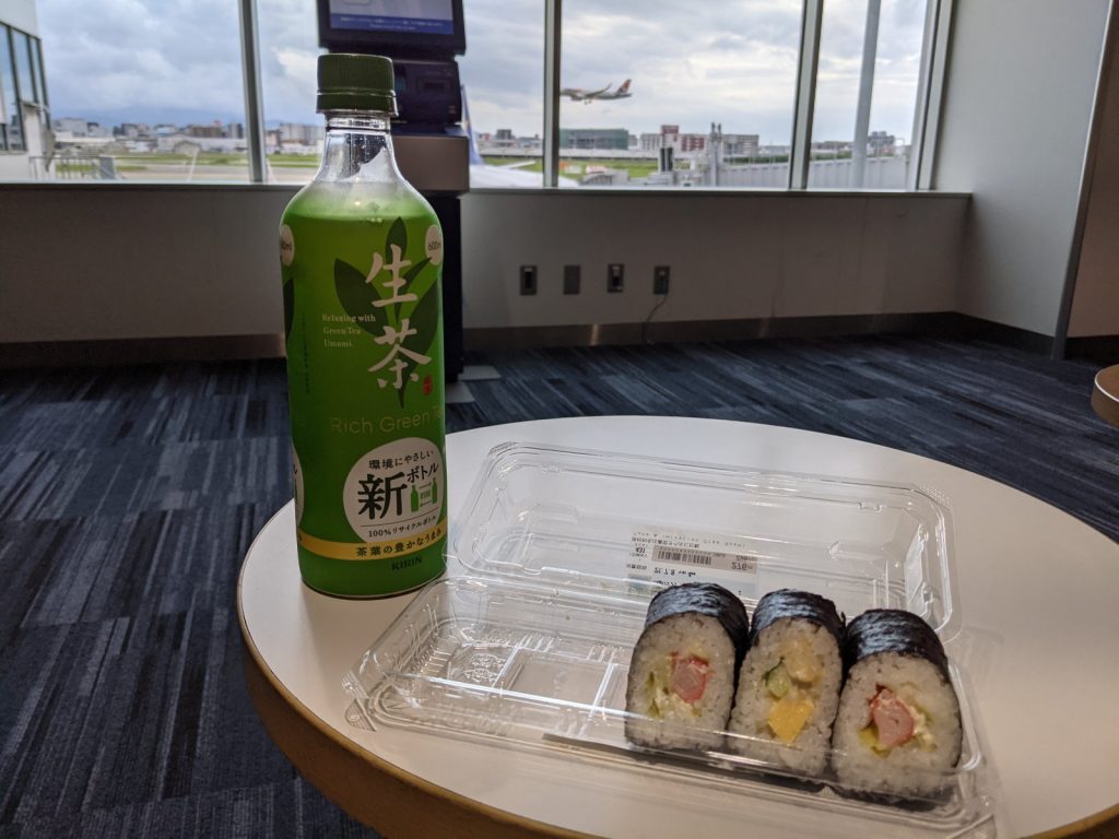 空港のロビーで食べる生茶と巻き寿司