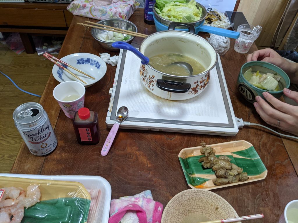 鍋料理をモグモグ