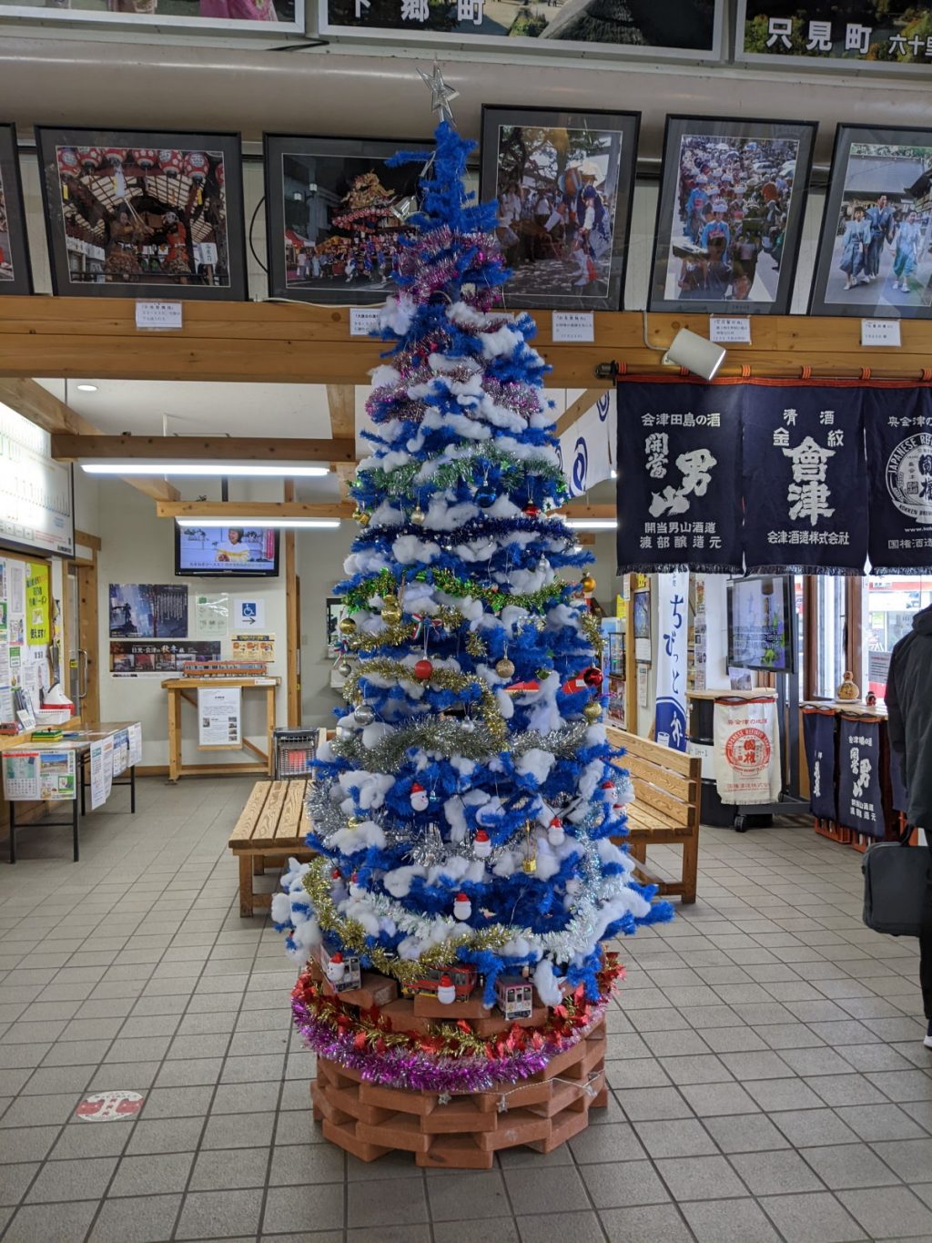 会津田島駅内にあるクリスマスツリー