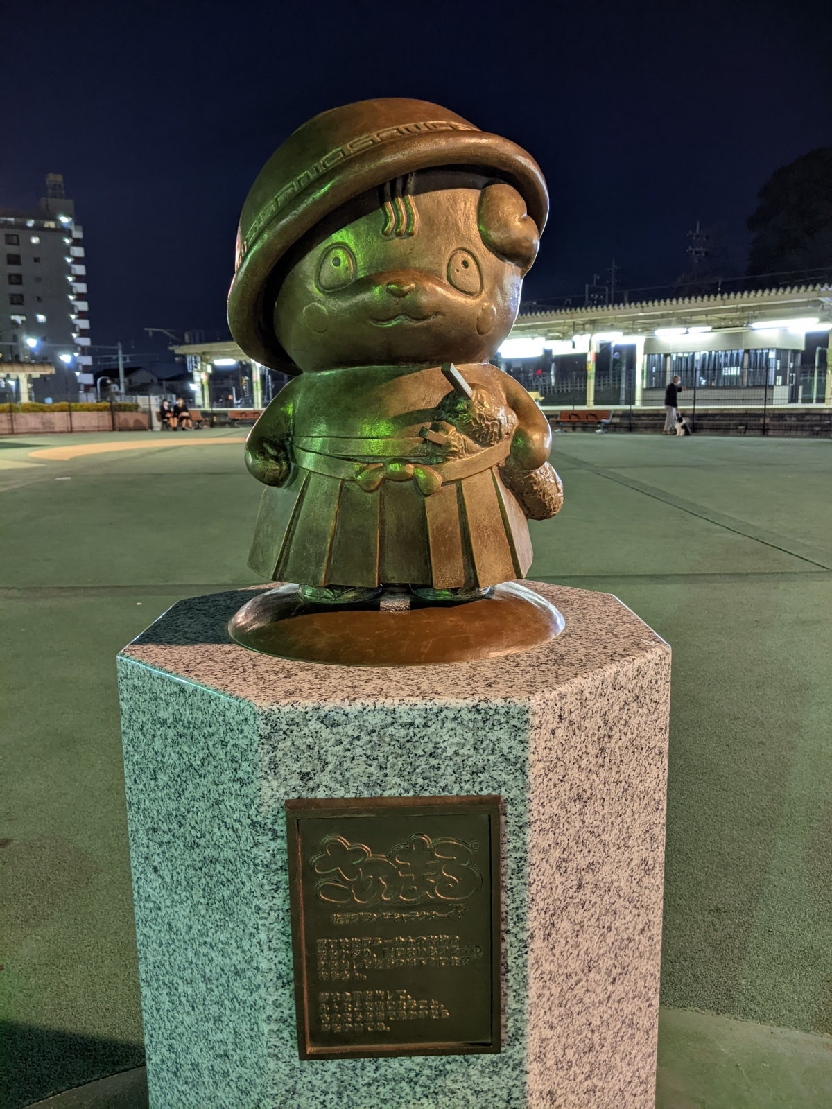 佐野駅前にあるさのまるくんの銅像