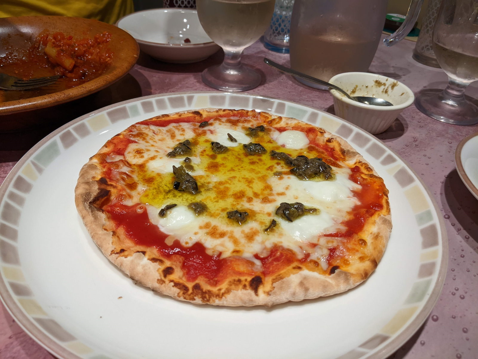 オリーブとアンチョビのマルゲリータピザ