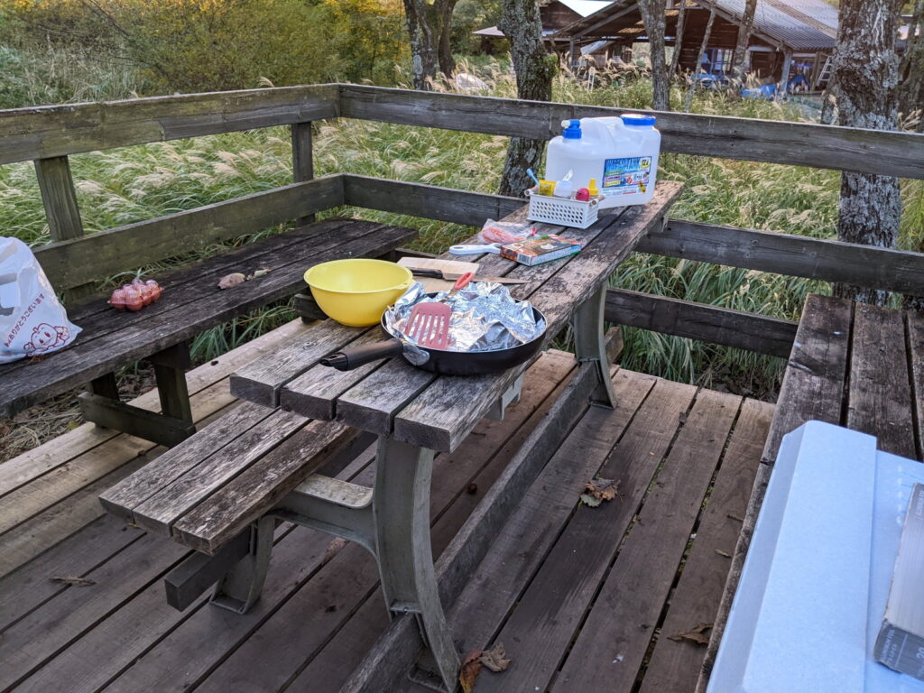 ベンチやテーブルの上に置かれた材料や器材