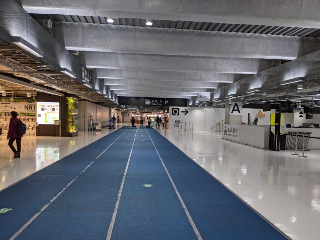 成田空港第3ターミナルの通路