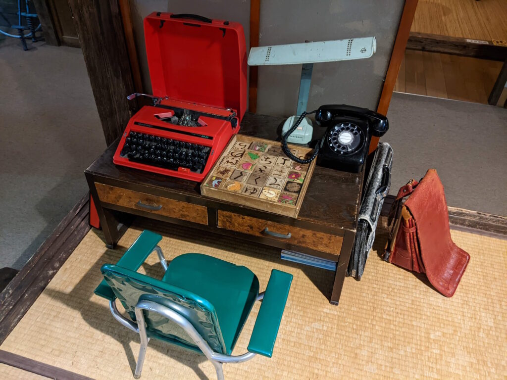 タイプライターや昔の電話