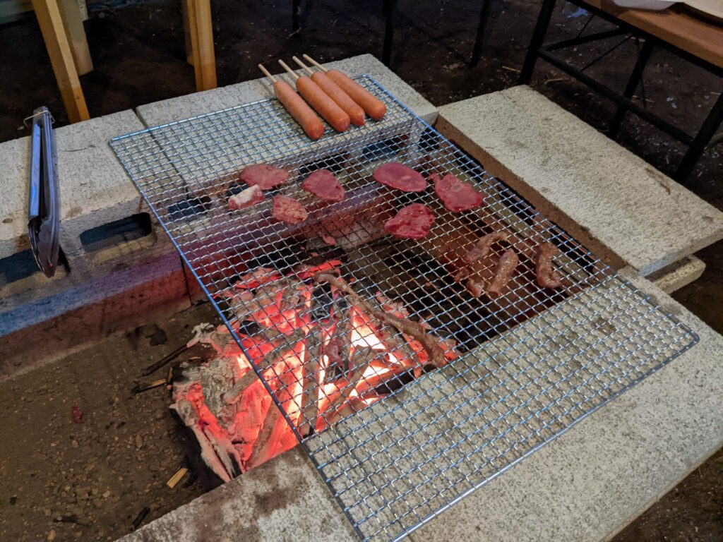 火が落ち着いて肉を焼いているところ