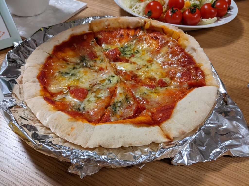 同人友達が作ってくれたピザ