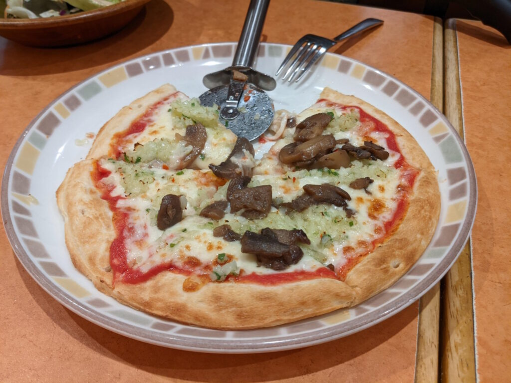 サイゼリヤで食べた野菜ときのこのピザ