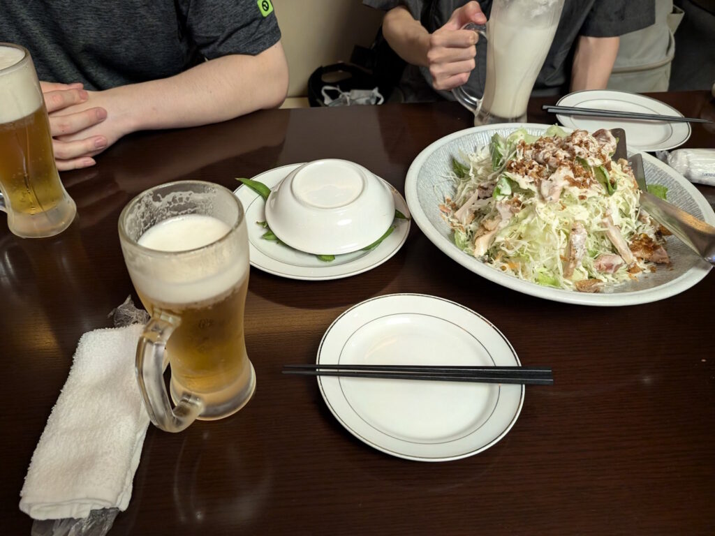 ビールに枝豆にサラダ