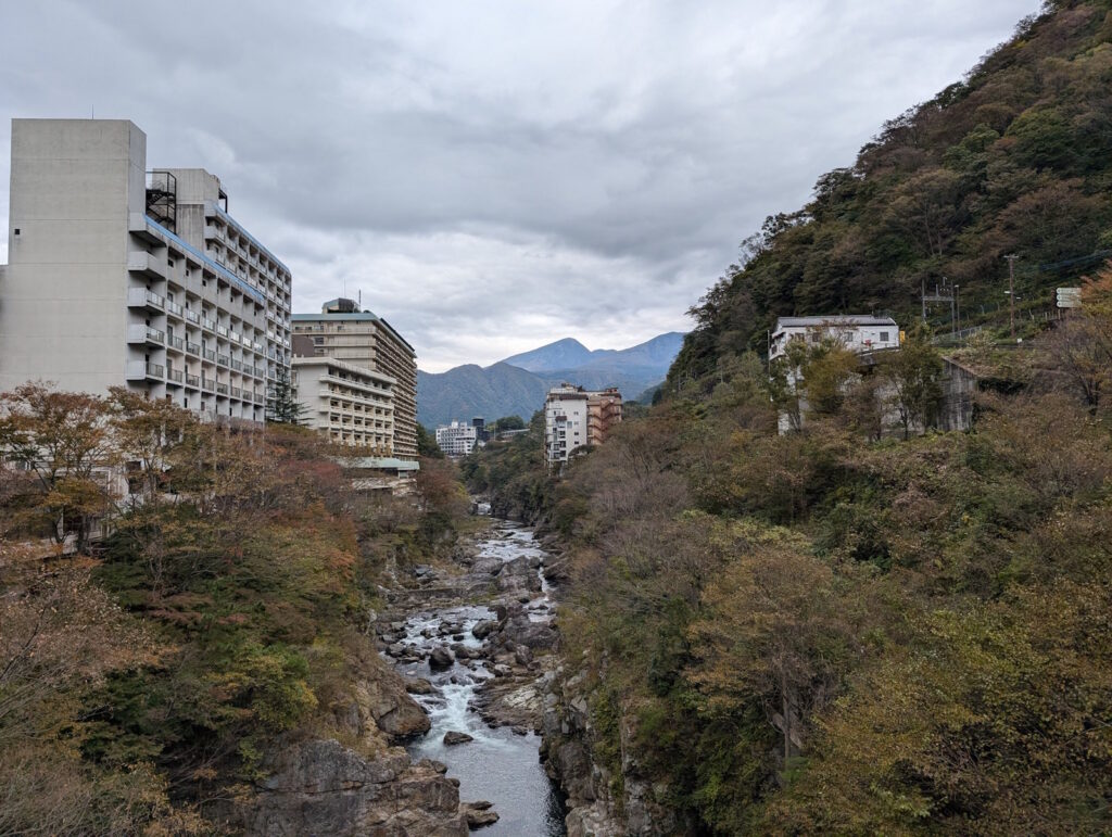 険しい川とホテルが見える鬼怒川