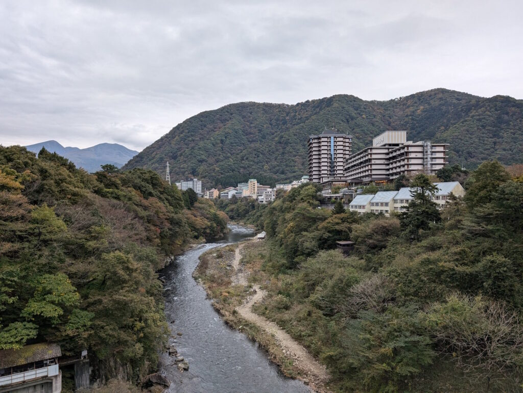 奥に山が見える鬼怒川