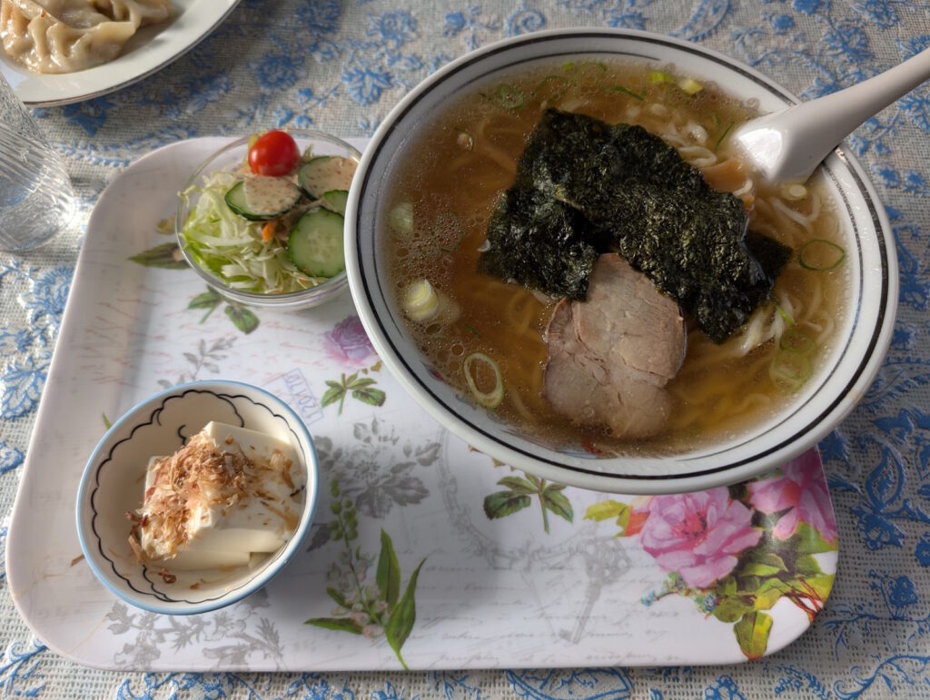 ラーメンだけの注文だけどサラダとかも付くよ