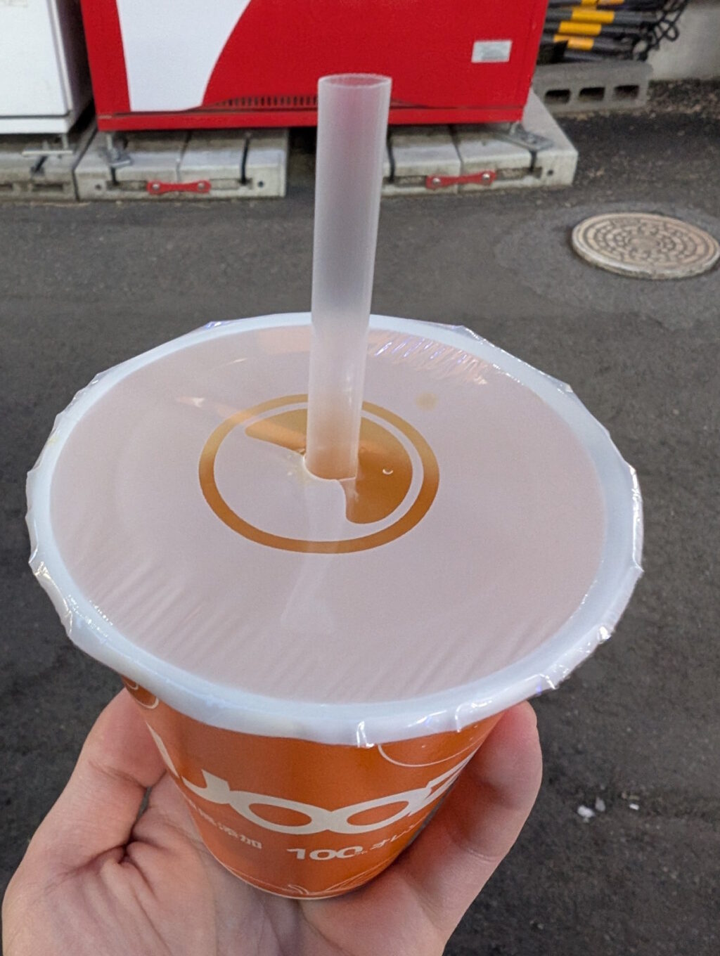 紙カップに入ったオレンジジュース
