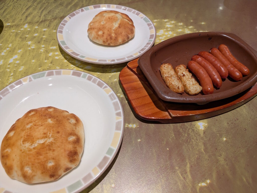 サイゼリヤで食べたソーセージとパン
