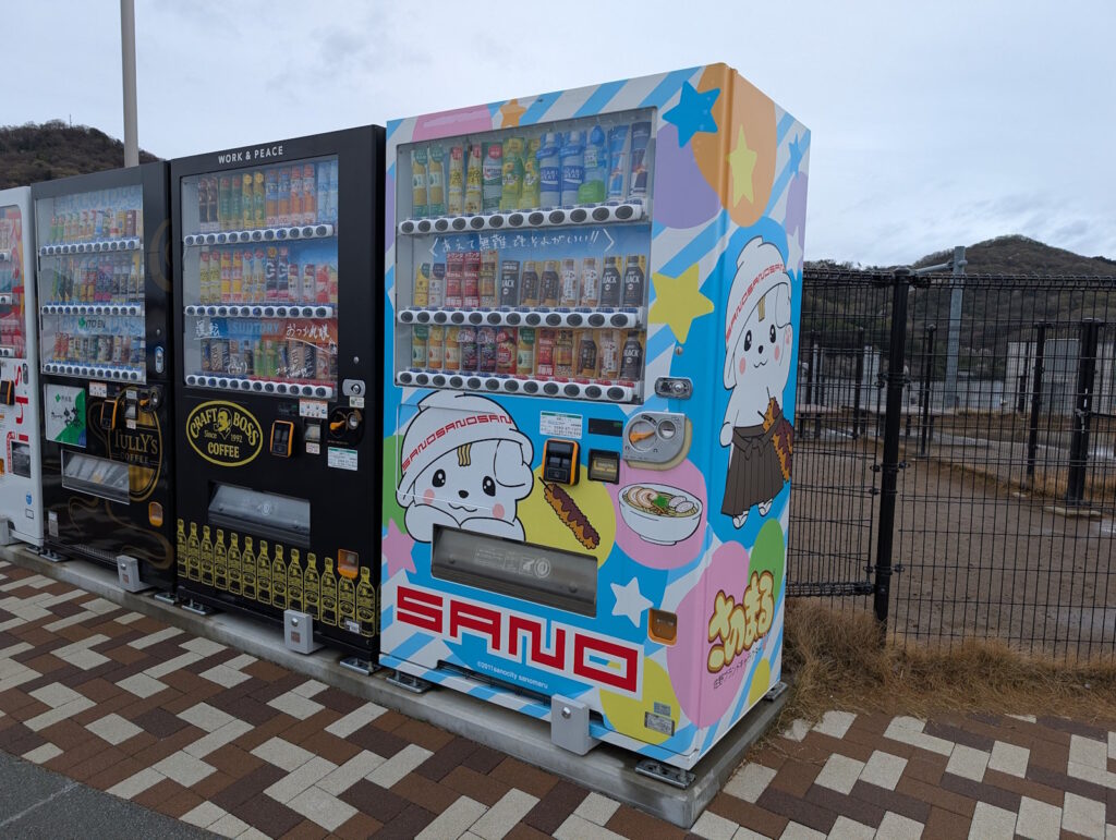 さのまるくんで埋め尽くされた自販機