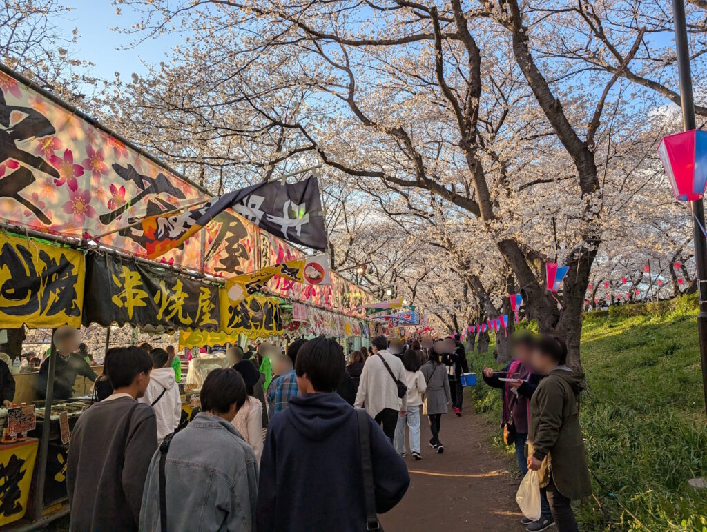 沢山の人と桜とお店