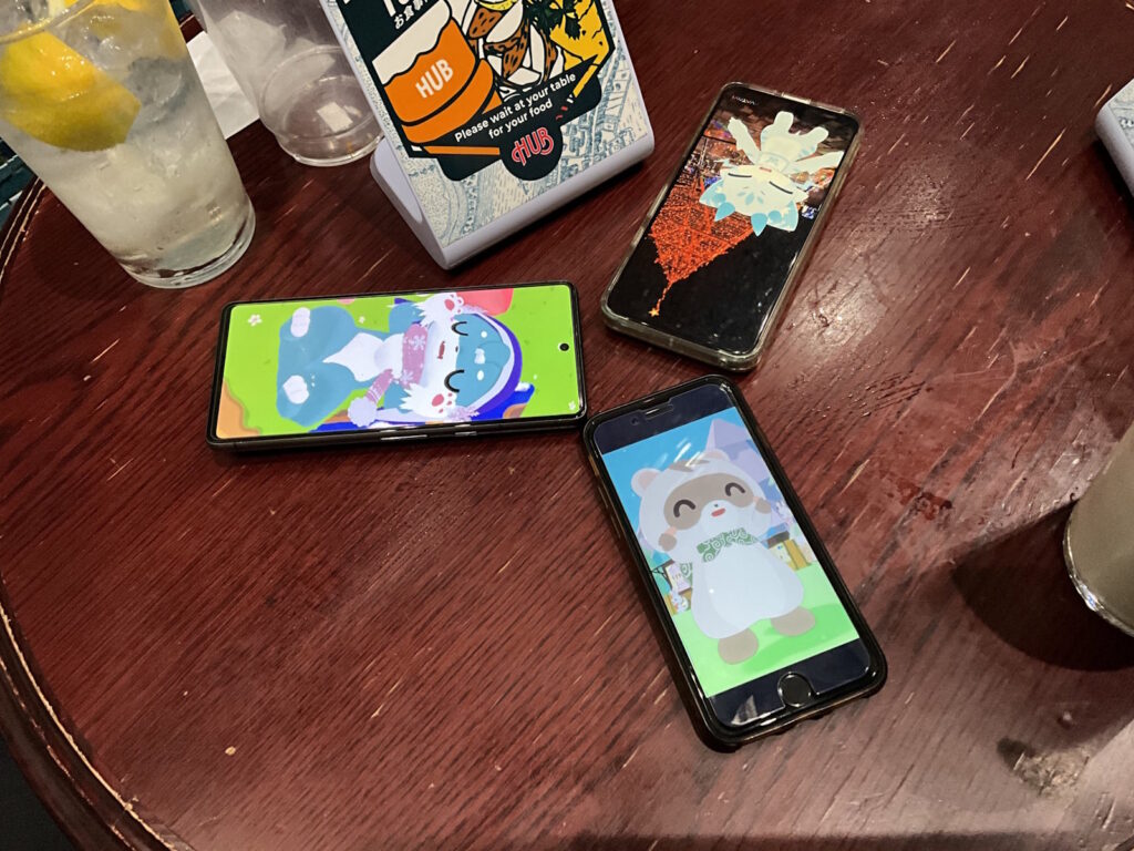 アバターをスマホに映して撮った写真