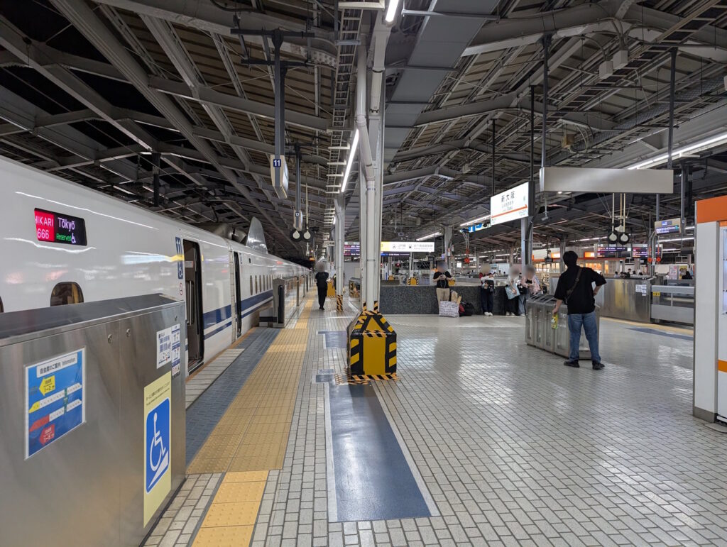 新大阪駅の新幹線ホーム
