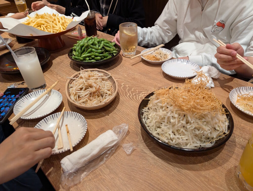 奥に大量に盛られたポテト