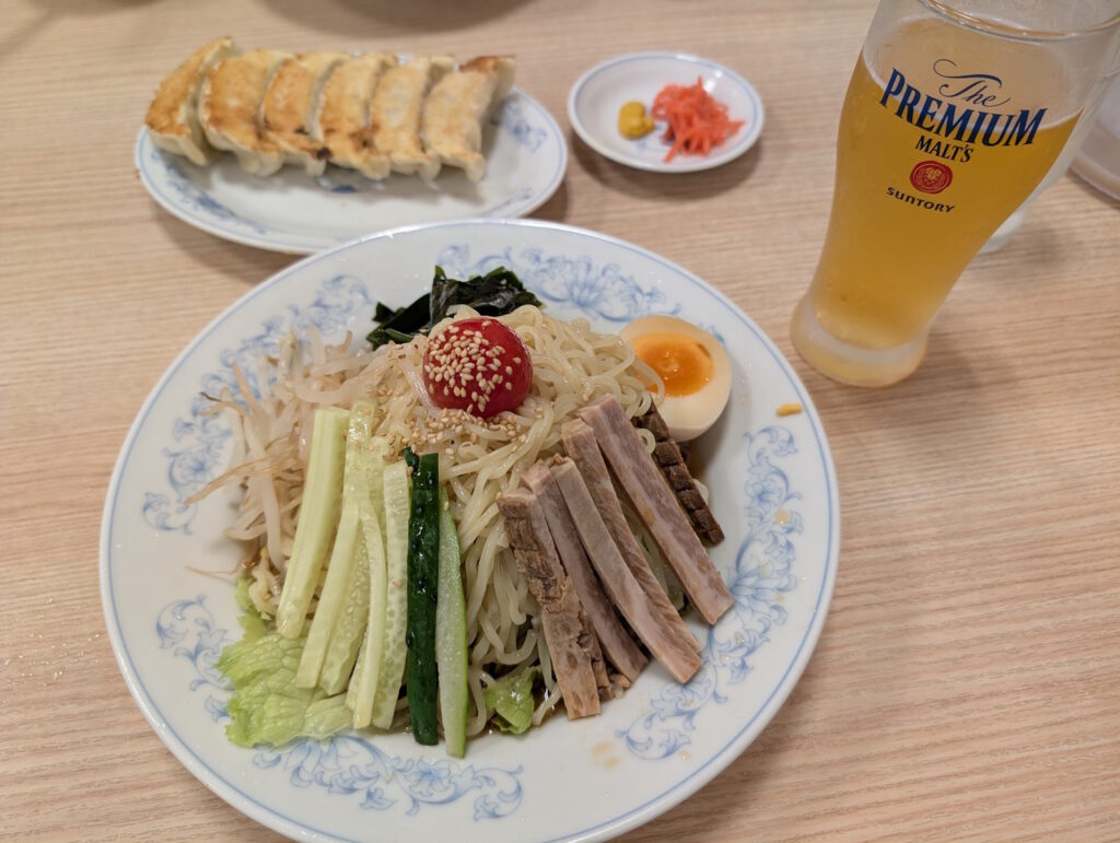 ぎょうざの満州の冷し中華と餃子とビール
