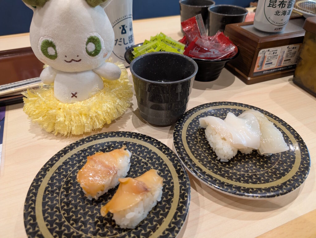 赤貝とイカのお寿司とカッシーくん