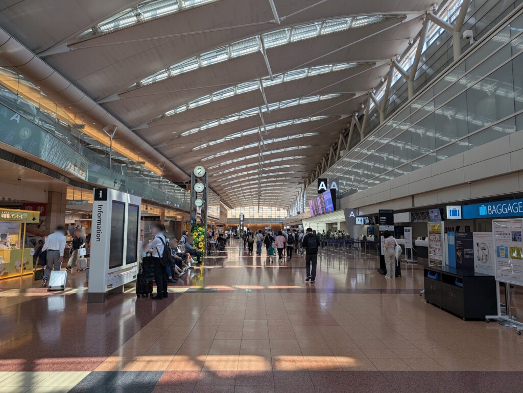 色んな人で賑わう羽田空港