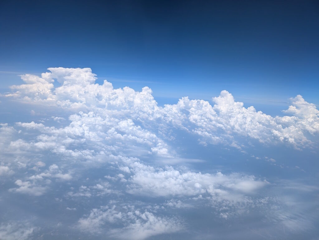 窓から見える沢山の雲