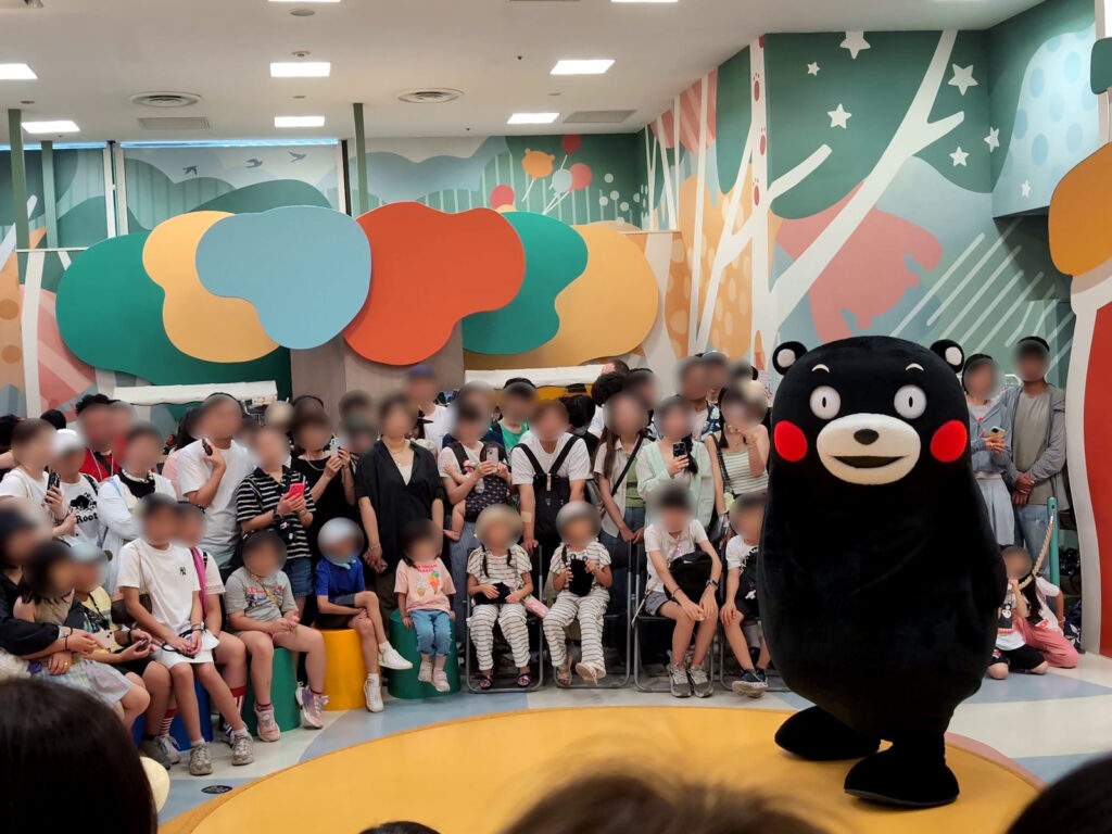 くまモンの周りを囲うギャラリーたち