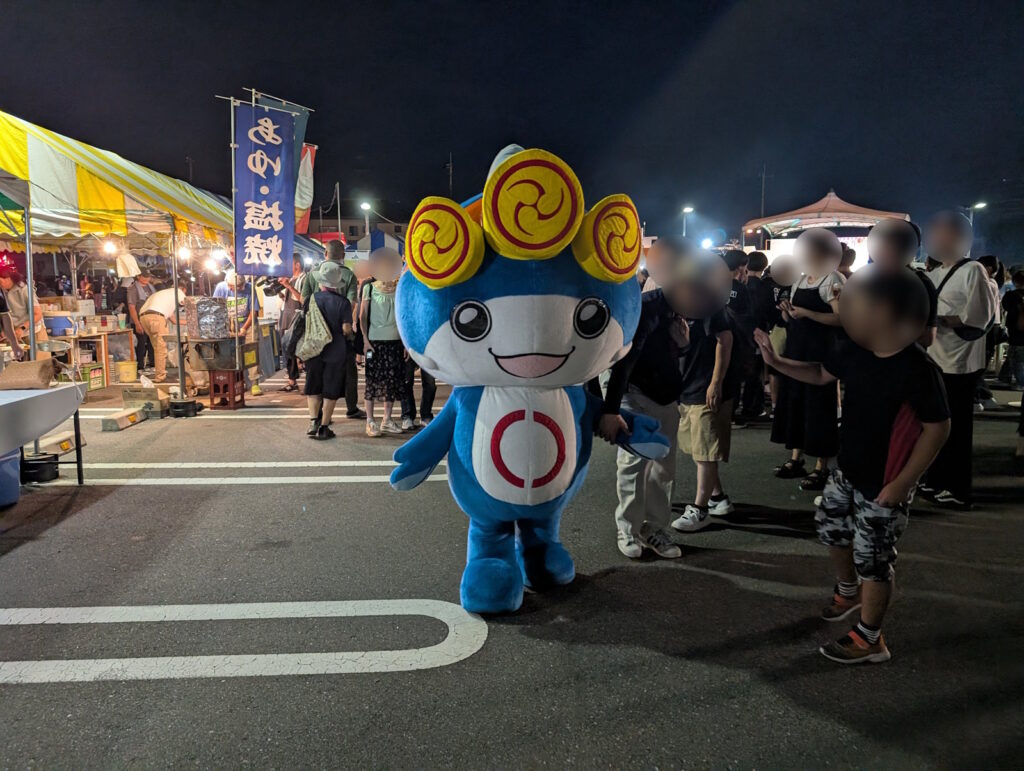 夜のお祭り会場を歩くいたくらん