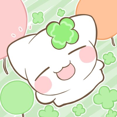 四葉のクローバーに囲まれるさとにゃん