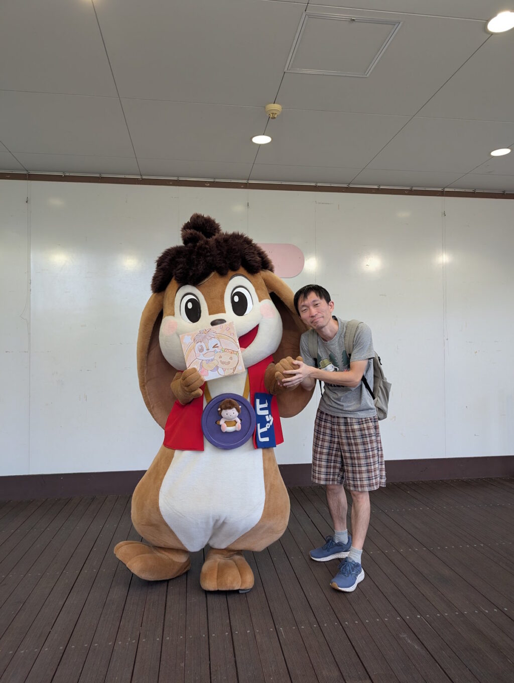 ピッピくんと握手をするデココ