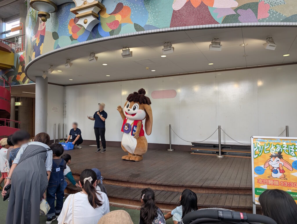 ステージに立つピッピくん