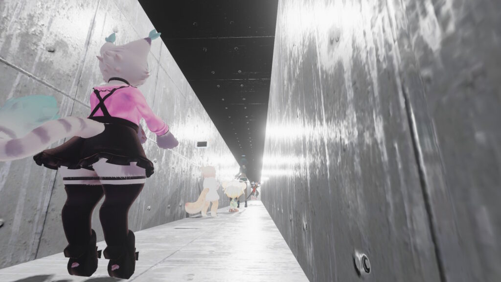 閉所恐怖症を煽るような空間