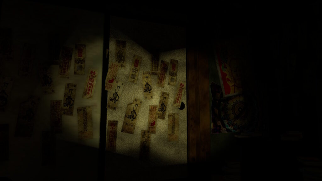 大量に貼られた怪しいお札