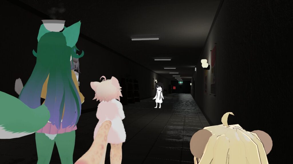 見つめる謎の人物