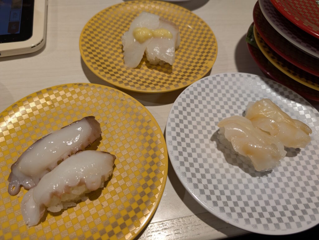 タコに貝などのお寿司とカッシーくん