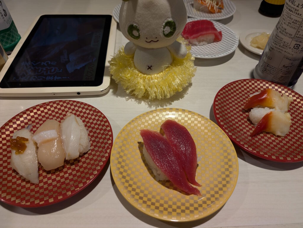 まぐろや貝のお寿司とカッシーくん