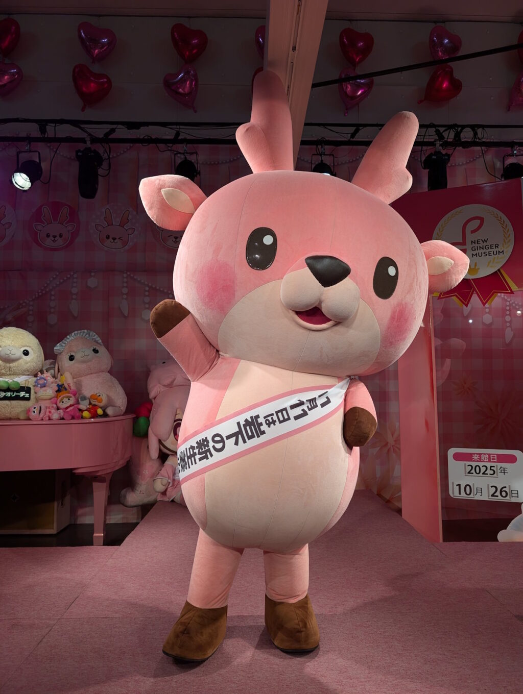 片手を上げるイワシカちゃん