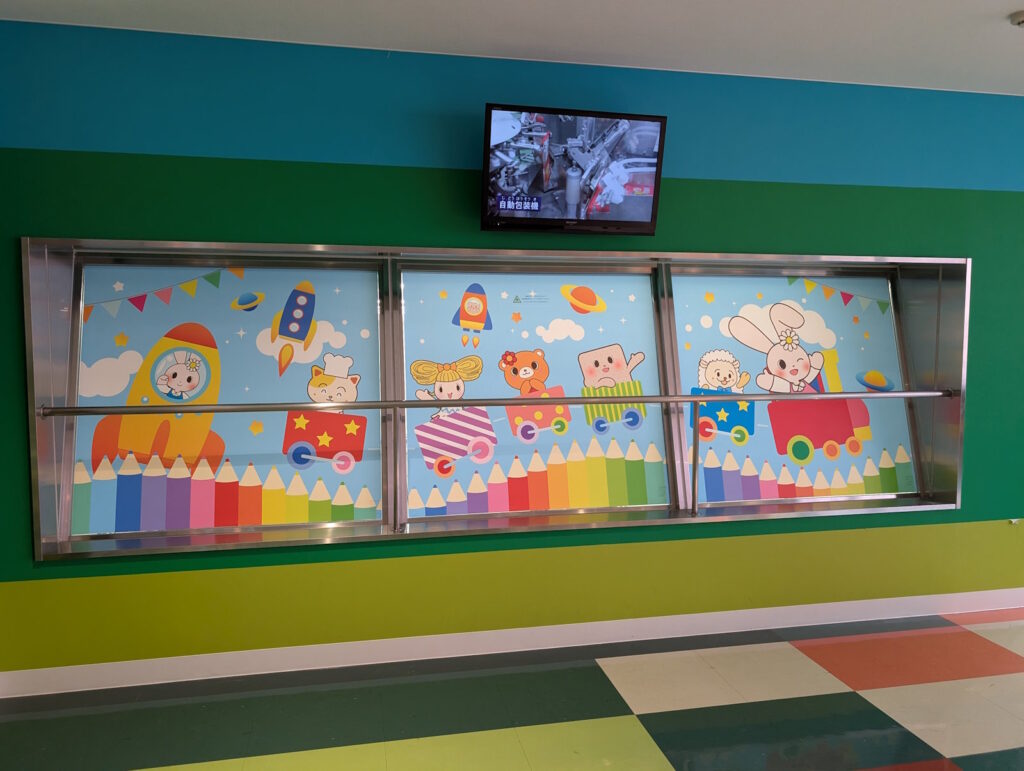 マナンちゃん達が描かれた窓