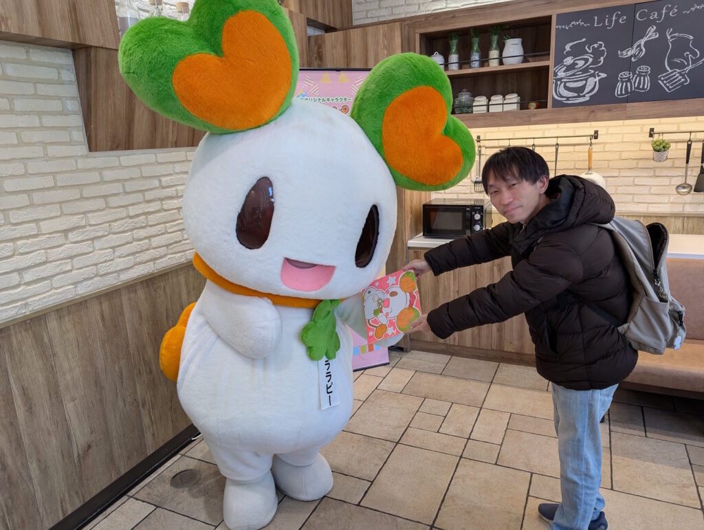 色紙をララピーに渡すデココ