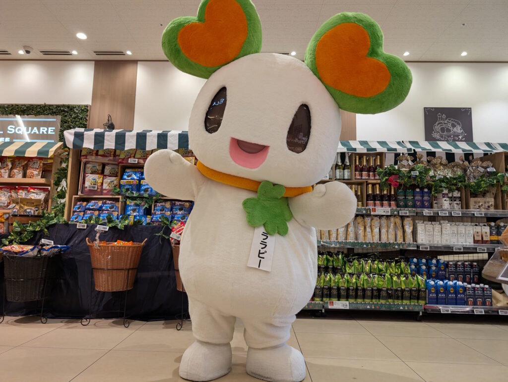 手のひらを見せつつポーズをするララピーちゃん