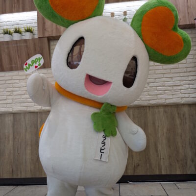 HAPPYな小道具を持っているララピーちゃん