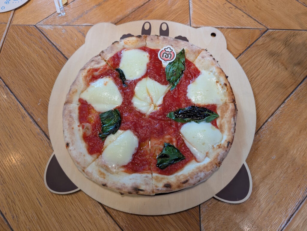 カービィカフェの本格窯焼きピッツァ マキシムトマトのマルゲリータ
