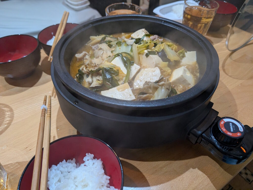 完成間近のチゲ鍋と盛られたご飯