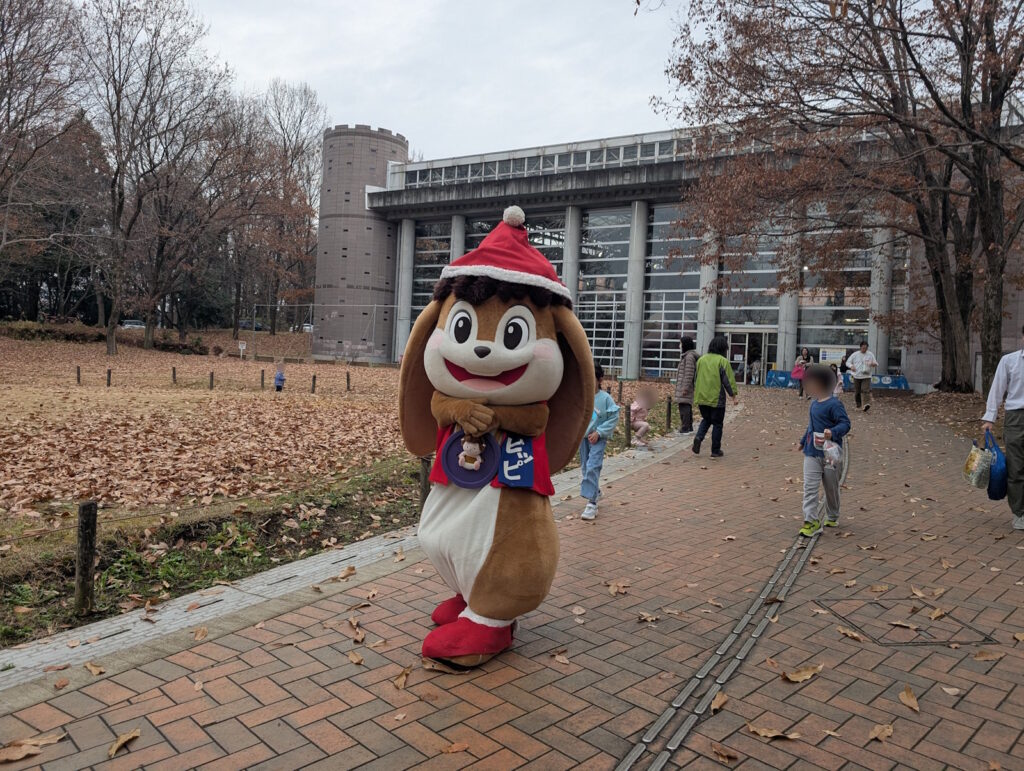 外を歩くピッピサンタ