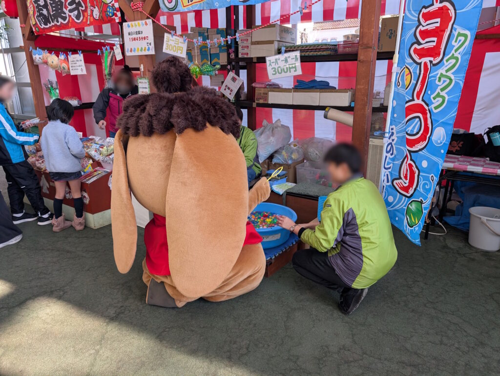 ヨーヨー釣りをするピッピくん